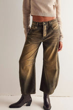 Load image into Gallery viewer, Wide Leg Jeans with Pockets
